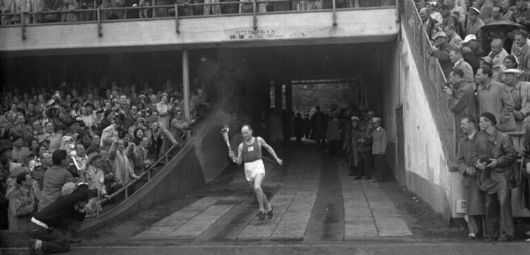V roce 1952 zažehl v Helsinkách olympijský oheň.
