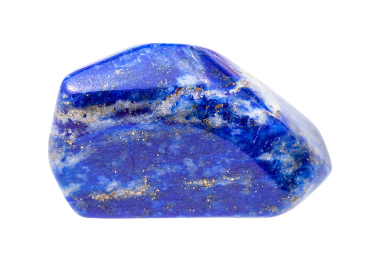 Lapis lazuli není jen modrý, má typické bílé žíhání a drobné zlatavé „jiskřičky“.