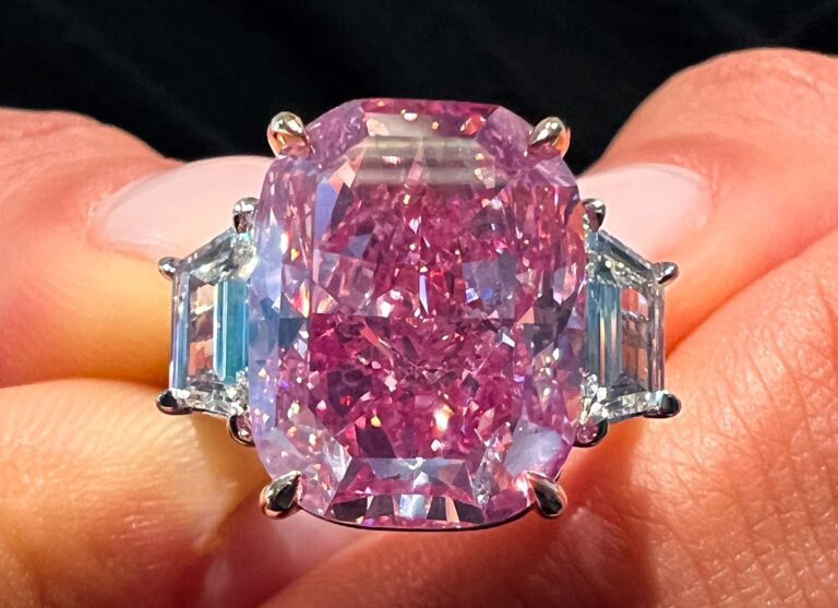 Celkově je cena růžových diamantů na vzestupu, protože se jedná o jednu z nejvzácnějších barev.