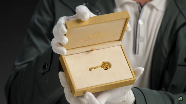 Telefon je dodáván v bílé krabici potažené kůží, kterou lze otevřít pouze pomocí zlatého klíče.