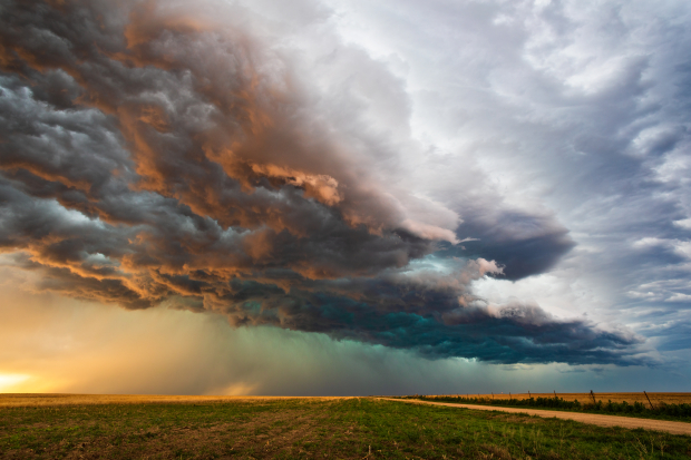 Za tím, že mraky navzdory své váze mohou plout vzduchem, stojí několik faktorů.