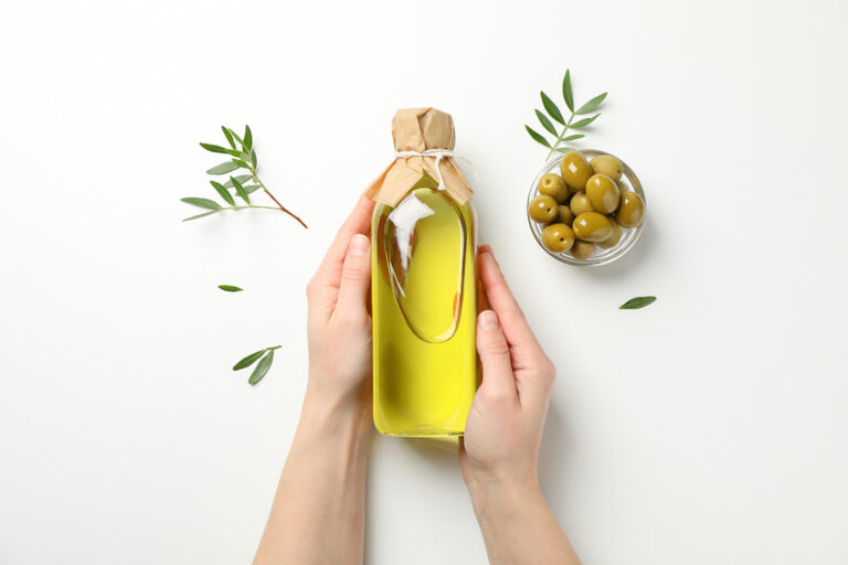 Nahřejte olivový olej na 40 °C a ponořte do něj ruce na 15 minut.