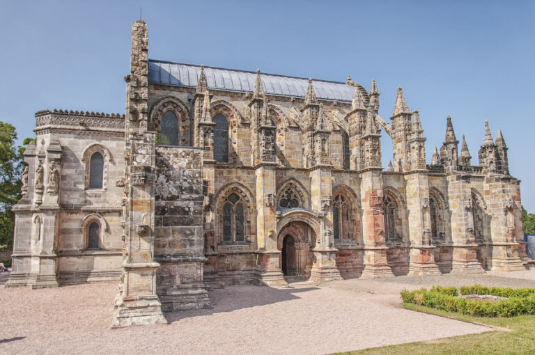 I bez všech záhad je Rosslynská kaple klenotem mezi skotskými církevními památkami.