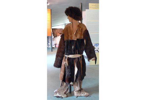 Rekonstrukce Ötziho oděvu. Podle expertů měl trošku zapadlejší oči a tmavou hřívu na ramena. Samotná kštice přitom obsahovala stopy mědi a arzénu, což naznačuje, že se pohyboval v místech, kde se tavila měď. FOTO: Wolfgang Sauber / Creative Commons / CC BY-SA 3.0