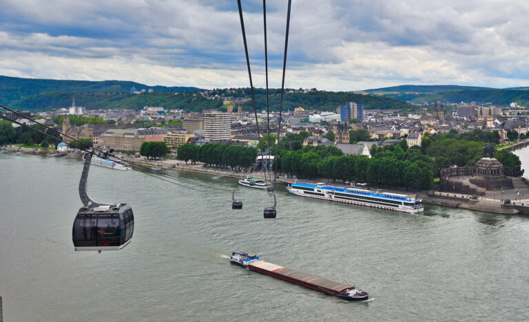 Nad řekou Rýn ve městě Koblenz přejíždí celkem 18 kabinek rychlostí 18 km/h.
