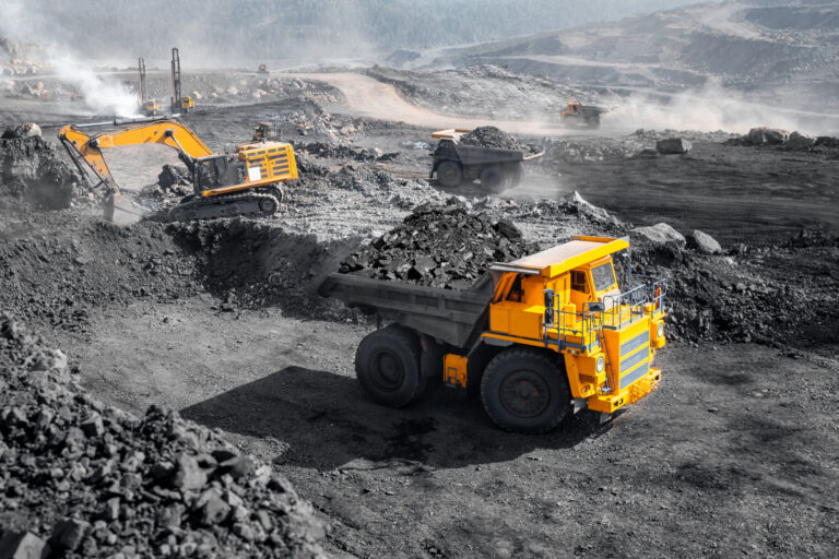 Svět má zásoby uhlí zhruba na dalších 130 let. Globálním lídrem v těžbě uhlí je Čína, která za rok 2022 zaznamenala nárůst těžby o 9 procent. Za ní jsou Indie a Indonésie.