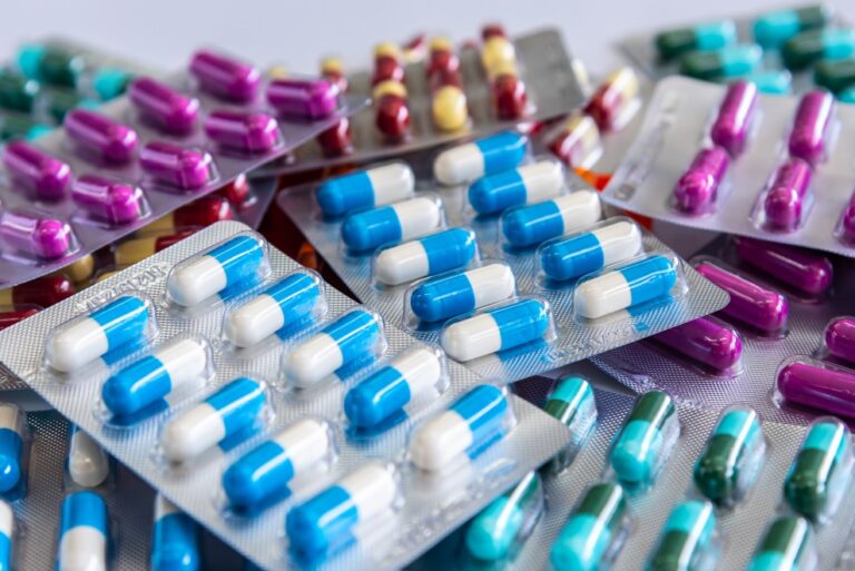 Antibiotika původně zachraňovala životy. Jak se postupně stávala běžnými léky, jejich používání a přístup k nim se začal měnit. Foto: Shutterstock