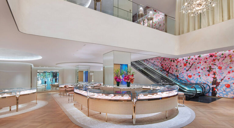 Ve druhém patře mohou návštěvníci objevit ikonickou kolekci Tiffany Love & Engagement, včetně Tiffany Setting.