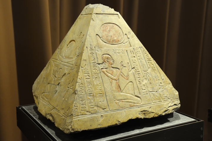 Tento pyramidion z hrobky kněze ze 7. století před n. l. se nachází ve sbírkách petrohradskéhomuzea Ermitáž.