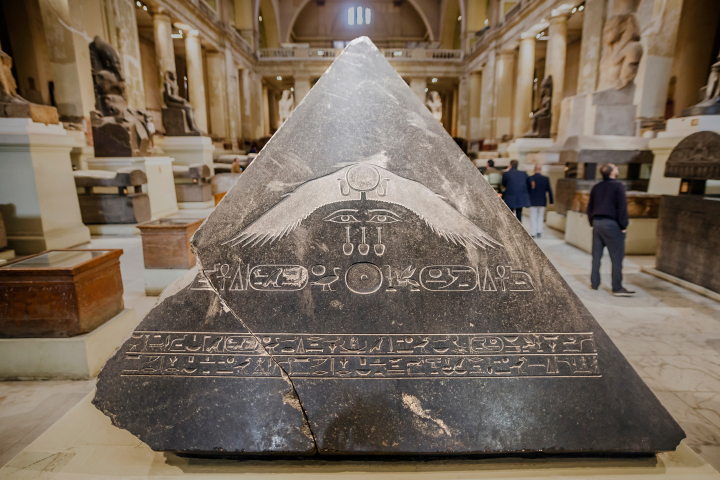 Většina pyramidionů byla zdobena nápisy a výjevy, spojenými s posmrtným životem.