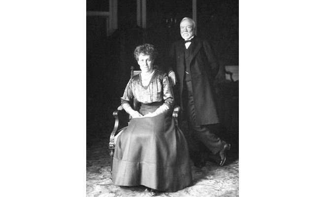 Andrew Carnegie a manželka Louise jsou otcem a matkou slavné síně.