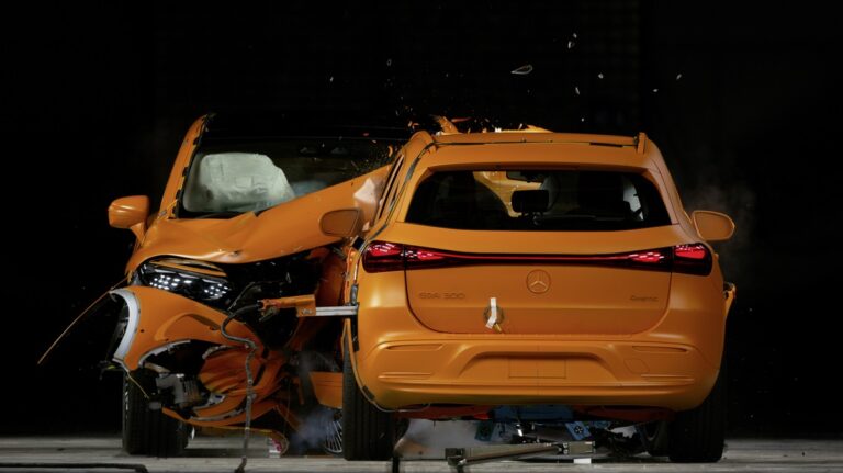 Model EQA o hmotnosti kolem 2,2 t a výrazně těžší luxusní vůz EQS SUV vážící tři tuny se střetly polovinou přídě. Foto: Mercedes-Benz