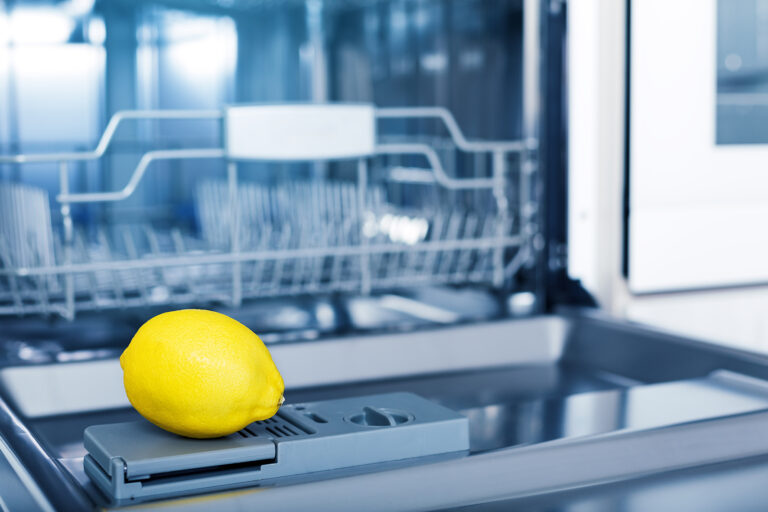 Vymačkaný citron vyčistí myčku.