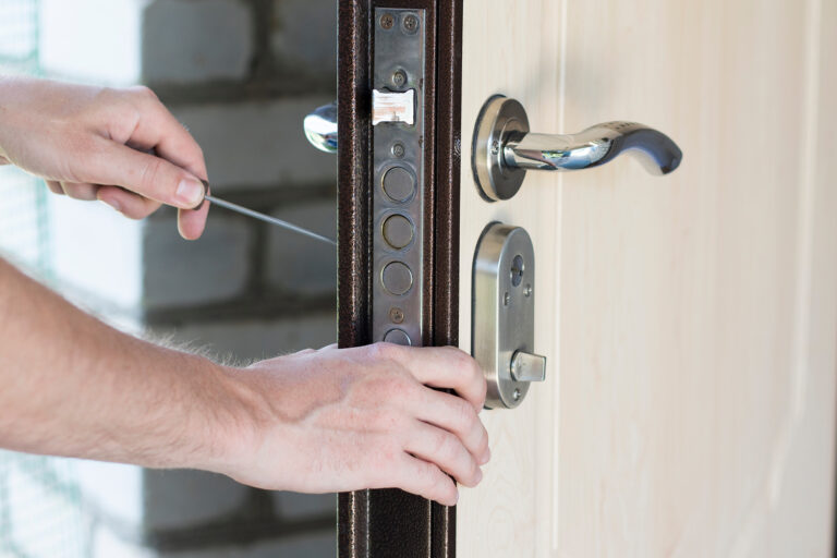 Na dveřích do domu pak mějte zámky s cylindrickou vložkou s bezpečnostní certifikací.