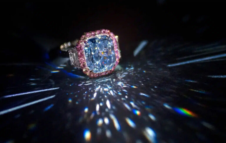 Raritní modrý diamant se prodal za více než 25 milionů dolarů.