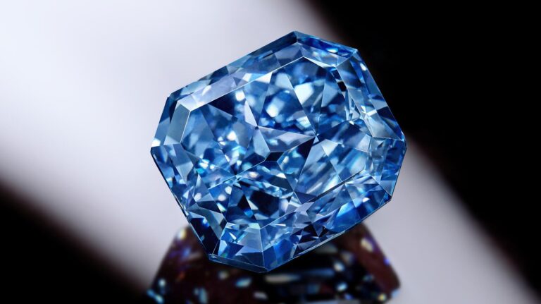 Modrý odstín tohoto skvostného drahokamu dosáhl podle třídění Gemological Institute of America (GIA) nejvyšší příčky.