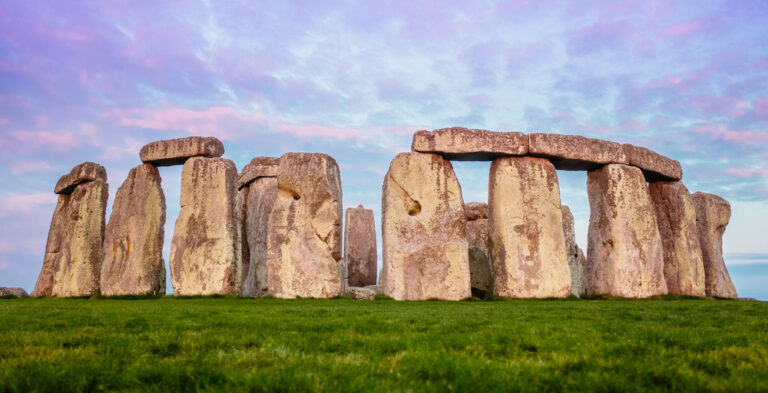 Stonegenge, staré zhruba 5000 let, ještě zdaleka nevydalo všechna tajemství.