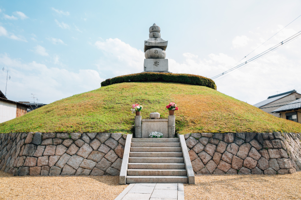 Kjótská mohyla zůstává v Japonsku záměrně opomíjenou památkou krvavé historie.