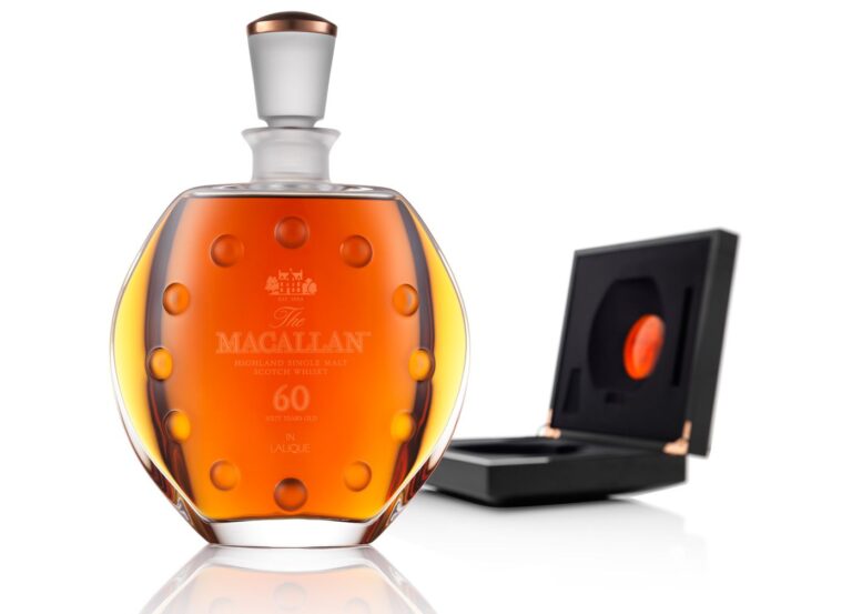 Šedesátiletá whisky Macallan byla jedním z klenotů této unikátní sady.