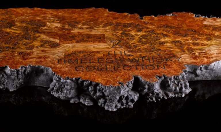 Dřevěný podstavec ze vzácného druhu jilmu vyrobil skotský mistr truhlář Jamie Fraser