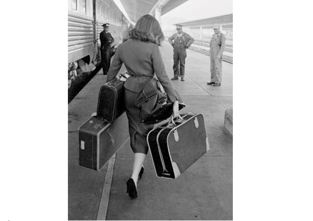 Kufry na kolečkách mají být původně pro ženy, správný muž přeci kufry nosí.