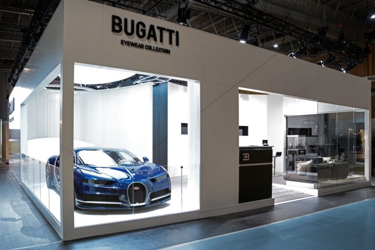 Na stánku Bugatti Eyewear v Paříži si návštěvníci mohli kromě brýlí prohlédnout také Bugatti Chiron 1.