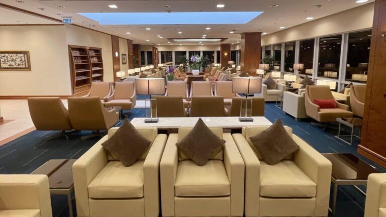 Exkluzivní salonek přivítá cestující Emirates zcela novými koženými sedadly v krémové barvě, novým nábytkem a koberci a novým osvětlením.