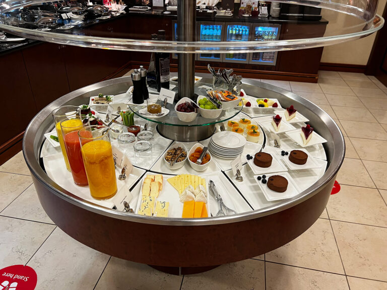 Salonek Emirates na letišti Düsseldorf nabízí široký výběr teplých a studených jídel včetně bohatých veganských možností, které se každý měsíc obměňují.