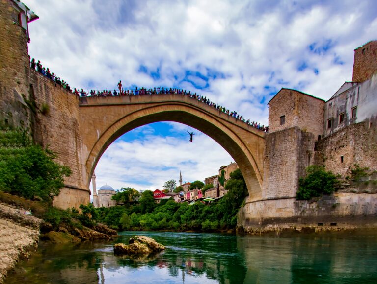 V 16. století byl v Mostaru postaven most, ze kterého se dnes skáče do řeky Neretvy