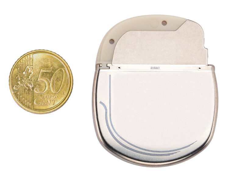 Neurostimulátor a 50centová euromince, foto: Archiv