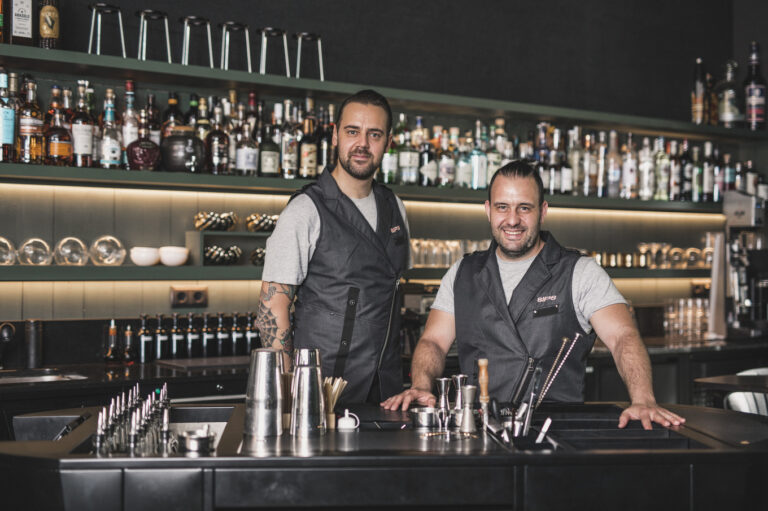 Za úspěchem baru Sips stojí ikony mixologického světa – Mark Alvarez a Simon Caporale.