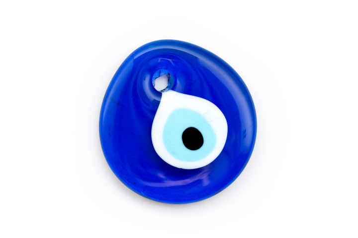 Proč je tradiční „oko zla“ modré? Některé národy věří, že právě modré oč mají nebezpečné uhrančivé schopnosti.