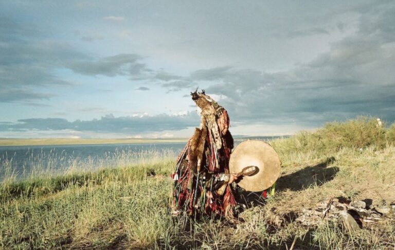 Silná šamanská tradice se udržuje mezi potomky původních obyvatel Sibiře.