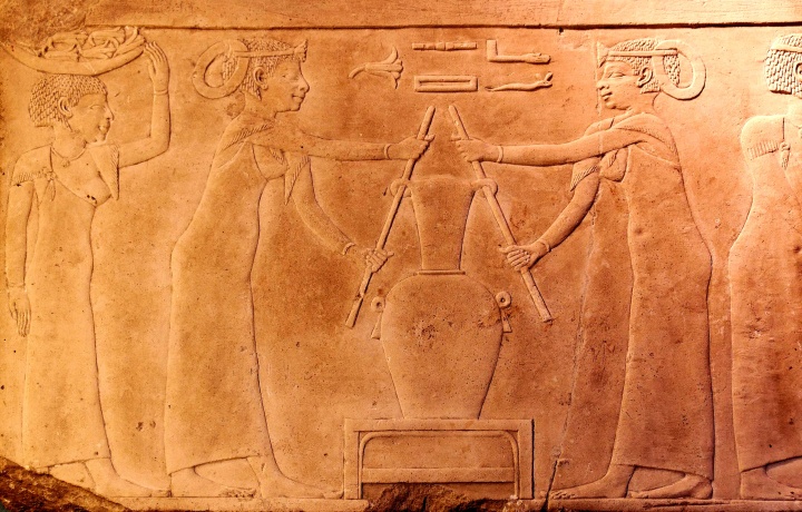 Důkazy o používán vůní na tělo najdeme už na malbách egyptských hrobek.