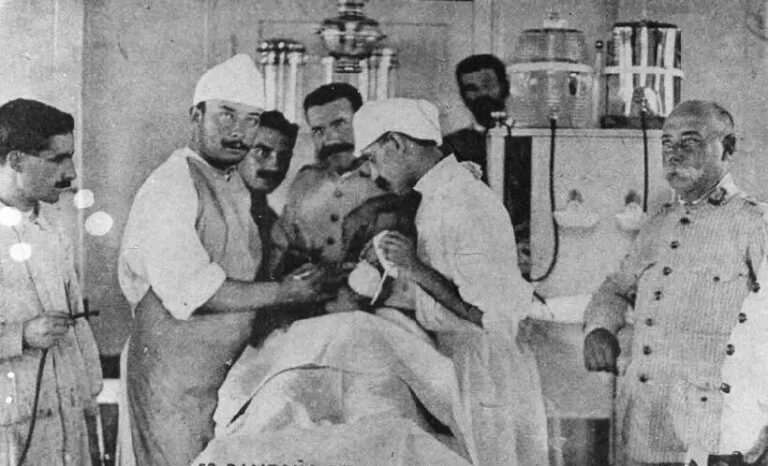 Fidel (druhý z leva) při operaci vojáků raněných roku 1909 v bitvě u Mellily