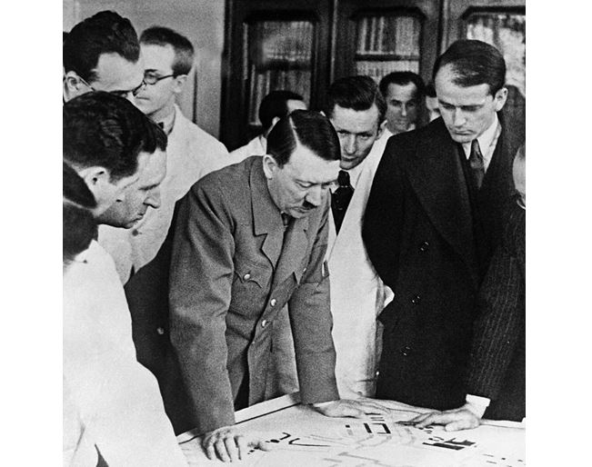 Když Adolf Hitler zavelí, jeho nohsled Albert Speer vypracuje návrh supertajného komplexu.