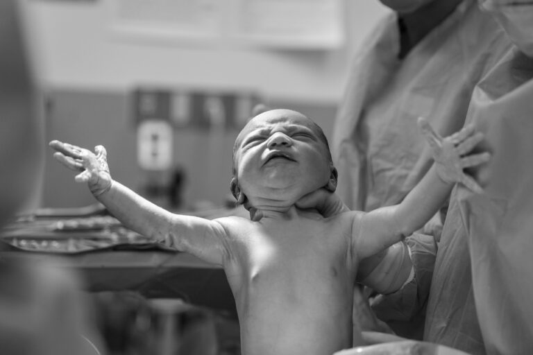 Uvítací obřady po porodu se zaměřují na přijetí dítěte jako nového člena společnosti. FOTO: Unsplash