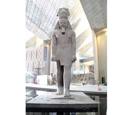 Stěhování 11 metrové sochy Ramesse II. sledovaly jásající davy lidí.