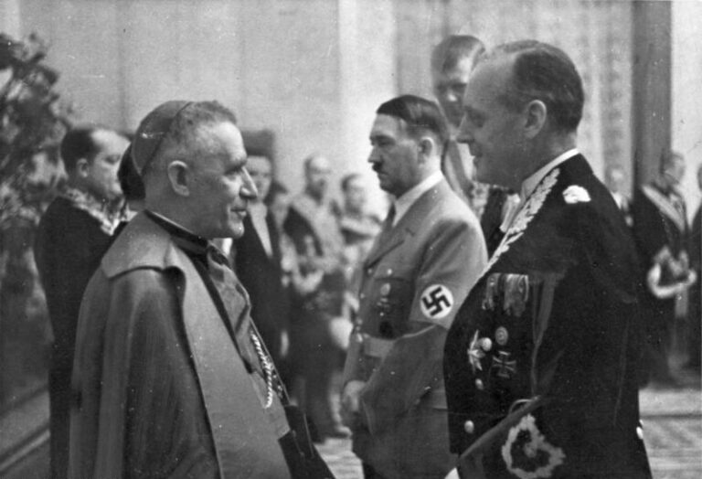 Pacelli stojí po boku svého předchůdce, během 30. let však musí jednat s nacisty.