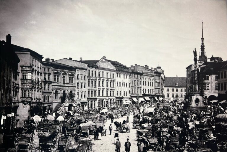 Olomoucké tvarůžky dostaly své jméno podle slavných trhů – Olomouckých. Jedinými výrobci Olomouckých tvarůžků jsou dnes právě potomci Josefa Wesselse ve společnosti A. W. z Loštic.