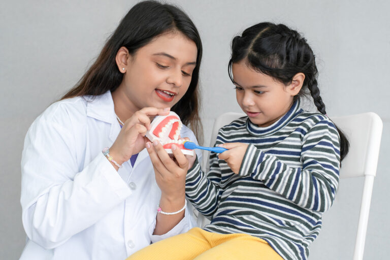 Dentální hygienistka s dětmi nacvičí správnou techniku čištění zubů a poradí, které zubní pasty a kartáčky používat.