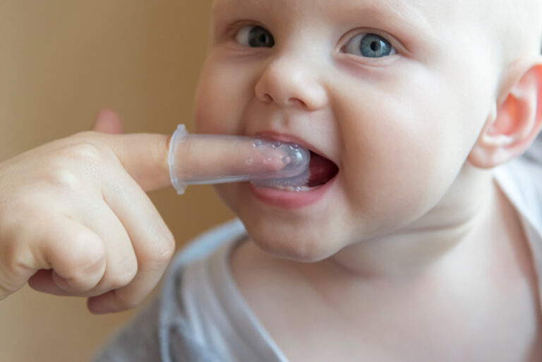 Jakmile se dítěti prořežou první zoubky, začněte s čištěním. Zpočátku kartáčkem pro kojence se silikonovým nástavcem na prst.