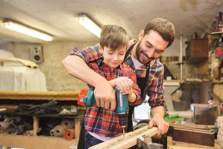 Péče je důležitá, ale důležité jsou i činy. Zatímco péči o dítě většinou obstarává matka, činy otec. Nemusí to být nic převratného. Stačí spolu venčit psa, umýt auto, cokoli, aby se dítě cítilo důležitě. Foto: Shuttstock