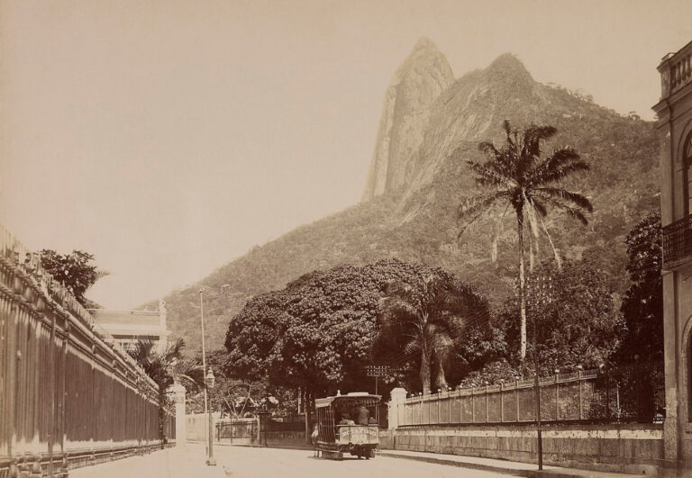 Dominanta Ria de Janeira vyroste na hoře Corcovado.