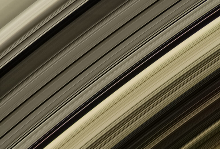 Jeden z nejdetailnějších snímků Saturnovy chlouby pořídí v únoru 2014 sonda Cassini.