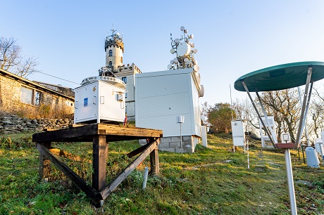 Na dřevěném podstavci stojí oblačný profiler METEK Mira 35c, který měří oblačnost v úzkém profil nad radarem. Výsledkem je časový průřez oblakem nad Milešovkou. Druhým důležitým přístrojem pro výzkum je srážkový radar FURUNO, který je možné zahlédnout nahoře na věži. Foto: Ústav fyziky atmosféry AV ČR