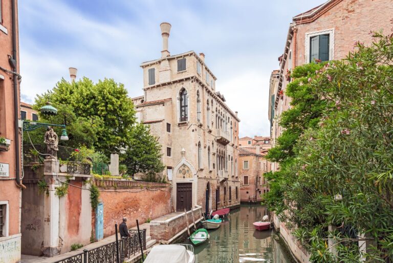 Butik obývá benátský Palazzo Soranzo Van Axel ve čtvrti Cannaregio, který stojí na křižovatce Rio de la Panada a Rio de Ca' Widmann.