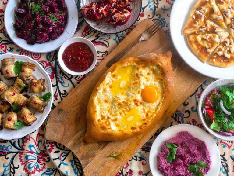 Restaurace v hotelu se zaměřuje i na gruzínské speciality, jako je třeba Khachapuri či knedlíčky Khinkali.