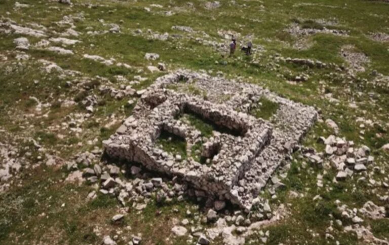 Vzácný artefakt byl objeven na biblické hoře Ebal, která kdysi sloužila k proklínání.