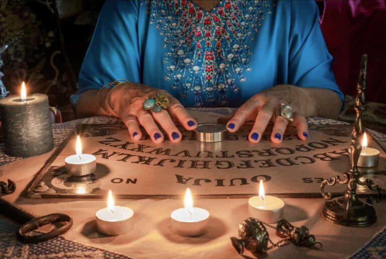 Duch měl Curranové přes tabulku Ouija nadiktovat řadu knih.